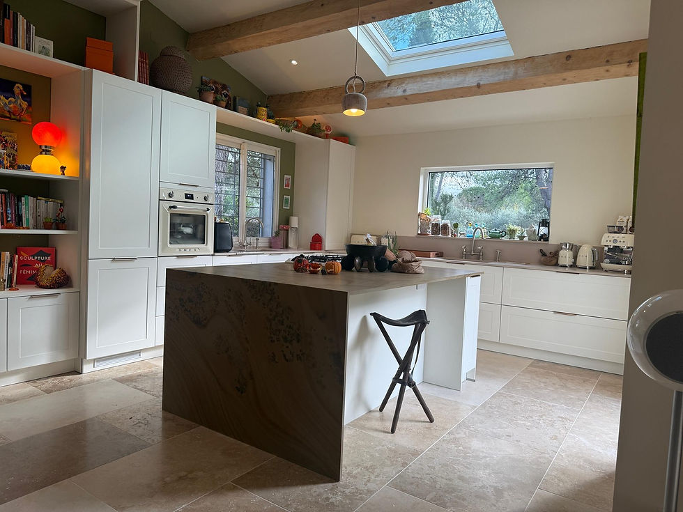 Cuisine sur mesure avec grand îlot en finition pierre atypique et fenêtre de toit, maison au nord de Nîmes