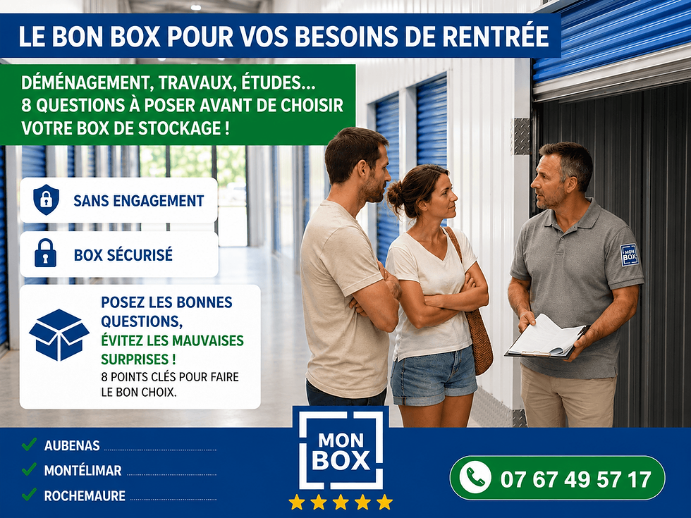 Conseiller Mon Box faisant visiter un box de stockage vide à un couple avant réservation en Ardèche