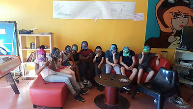 Les jeunes lors d'un atelier graffiti sur casquettes avec l'artiste UR-78, graff ink maker entreprise de communication visuelle et décoration graffiti sur tous supports par UR-78,tag, deco graffiti