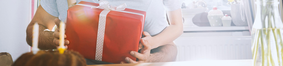Filho surpreender seu pai com presente d