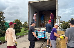 2025年6月9日早上七點整，真佛宗達拉斯三輪雷藏寺眾同門浩浩蕩蕩抵達三輪雷藏寺，
以等待40呎貨櫃抵達寺廟，準備卸貨等搬運工作。