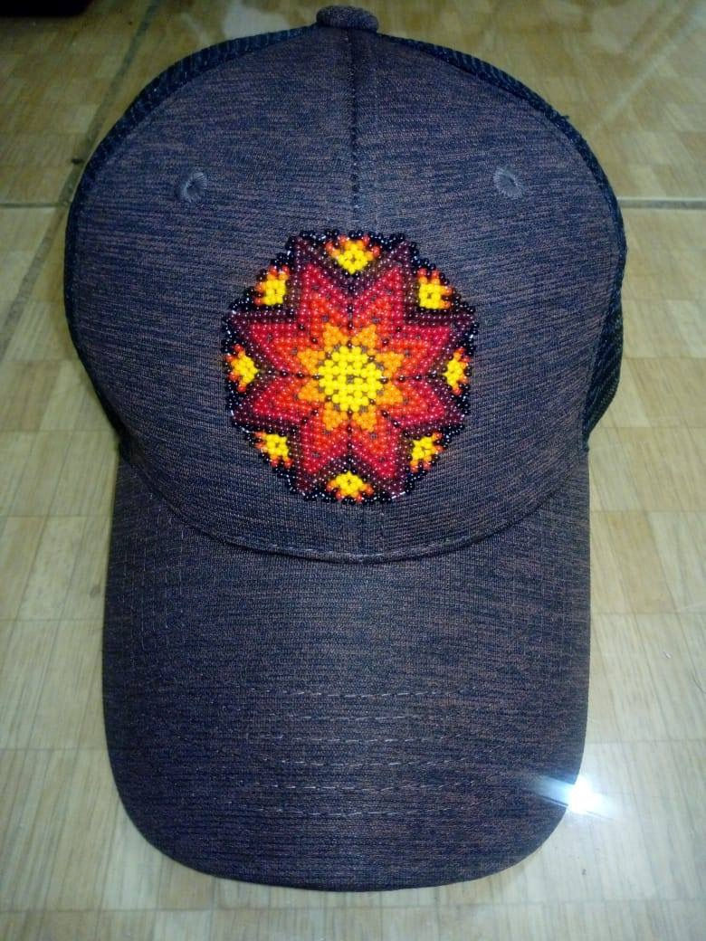 Miniature : Wixarika design hats dofferent colours and traditional shapes 