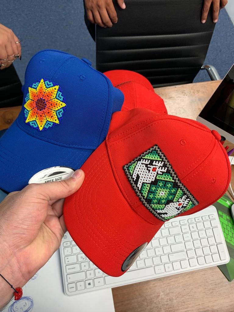 Miniature : Wixarika design hats dofferent colours and traditional shapes 