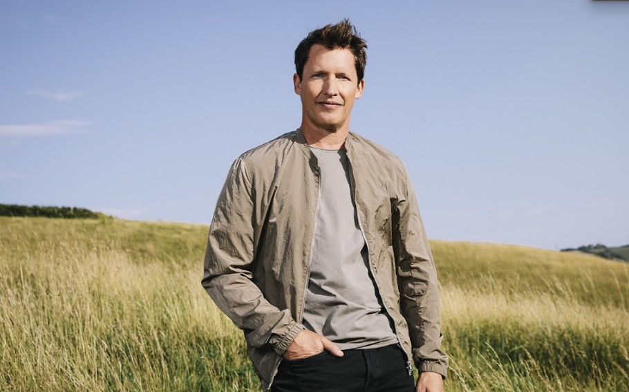 James Blunt Celebra 20 Anos do Álbum "Back to Bedlam" em Show Único em São Paulo