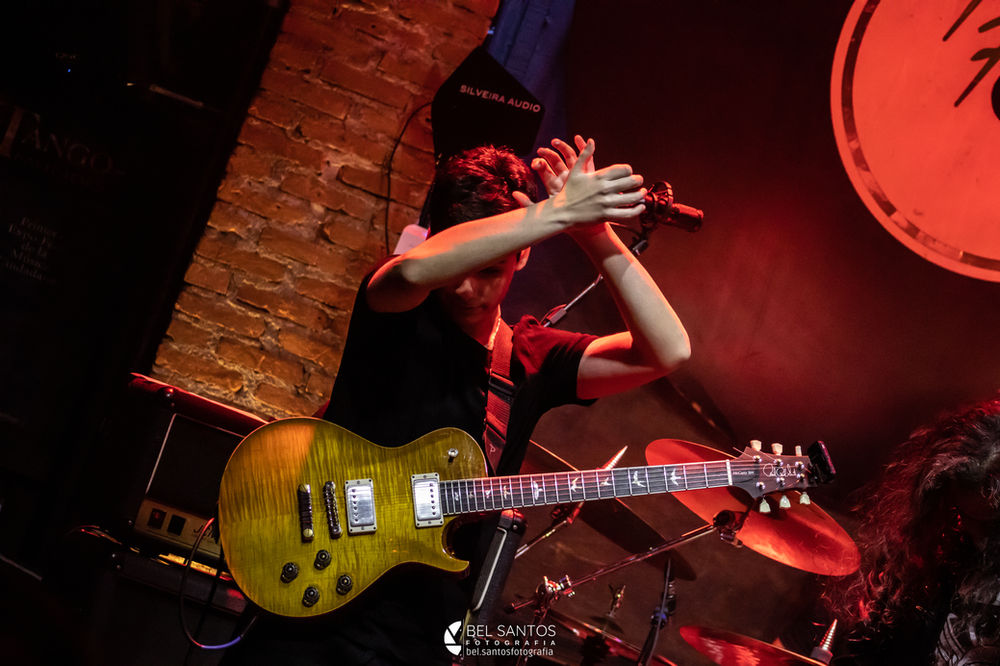 Menino prodígio da guitarra faz sua estréia em grande estilo