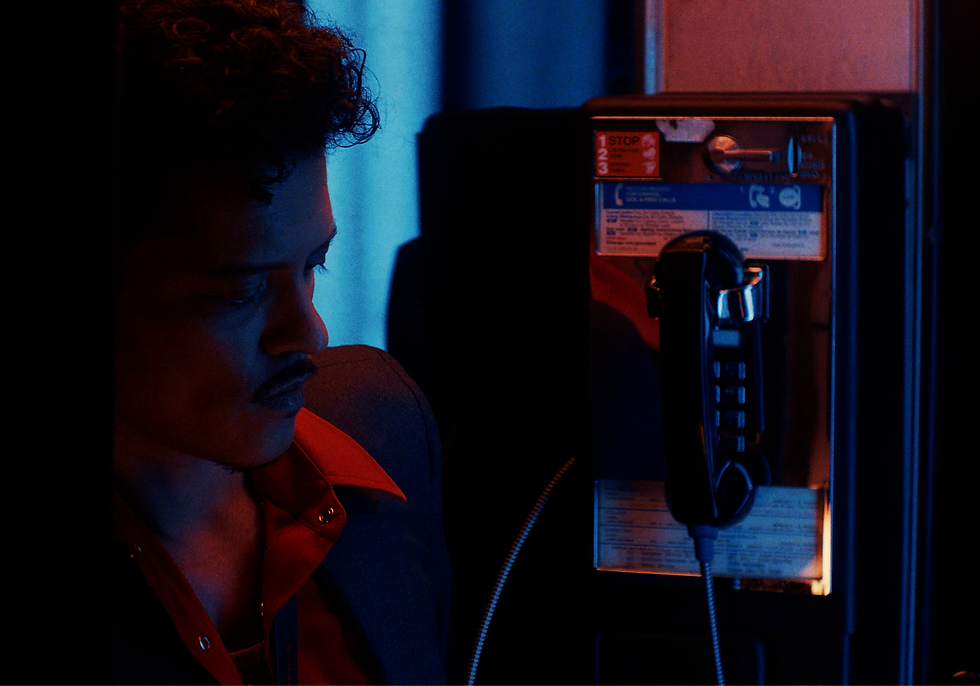 Bruno Mars lança clipe de “Dance With Me” com Karol G