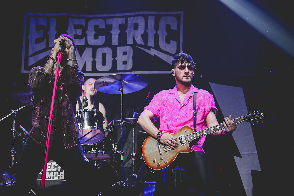 Uma Noite Memorável no Hangar 110: Hurricanes e Electric Mob Transportam São Paulo aos Anos 70 com Energia Contemporânea