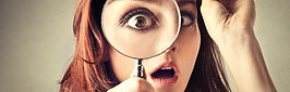 Recherche-jeune-femme-en-regardant-à-travers-une-loupe.jpg