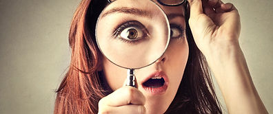 Recherche-jeune-femme-en-regardant-à-travers-une-loupe.jpg