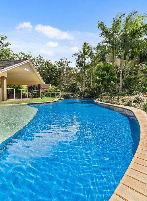 Photo of a swimming pool with an installed Aqualux vinyl liner by Aqua-Tech, Auckland, New Zealand.