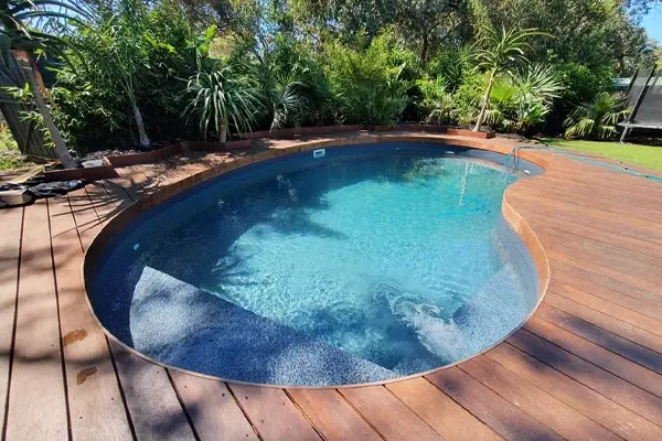 Dark Antique liner enhancing contrast against light paving and landscaping.