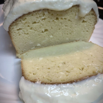 Keto Vanilla Loaf Cake with Cream Cheese Frosting – Low Carb & Fluffy