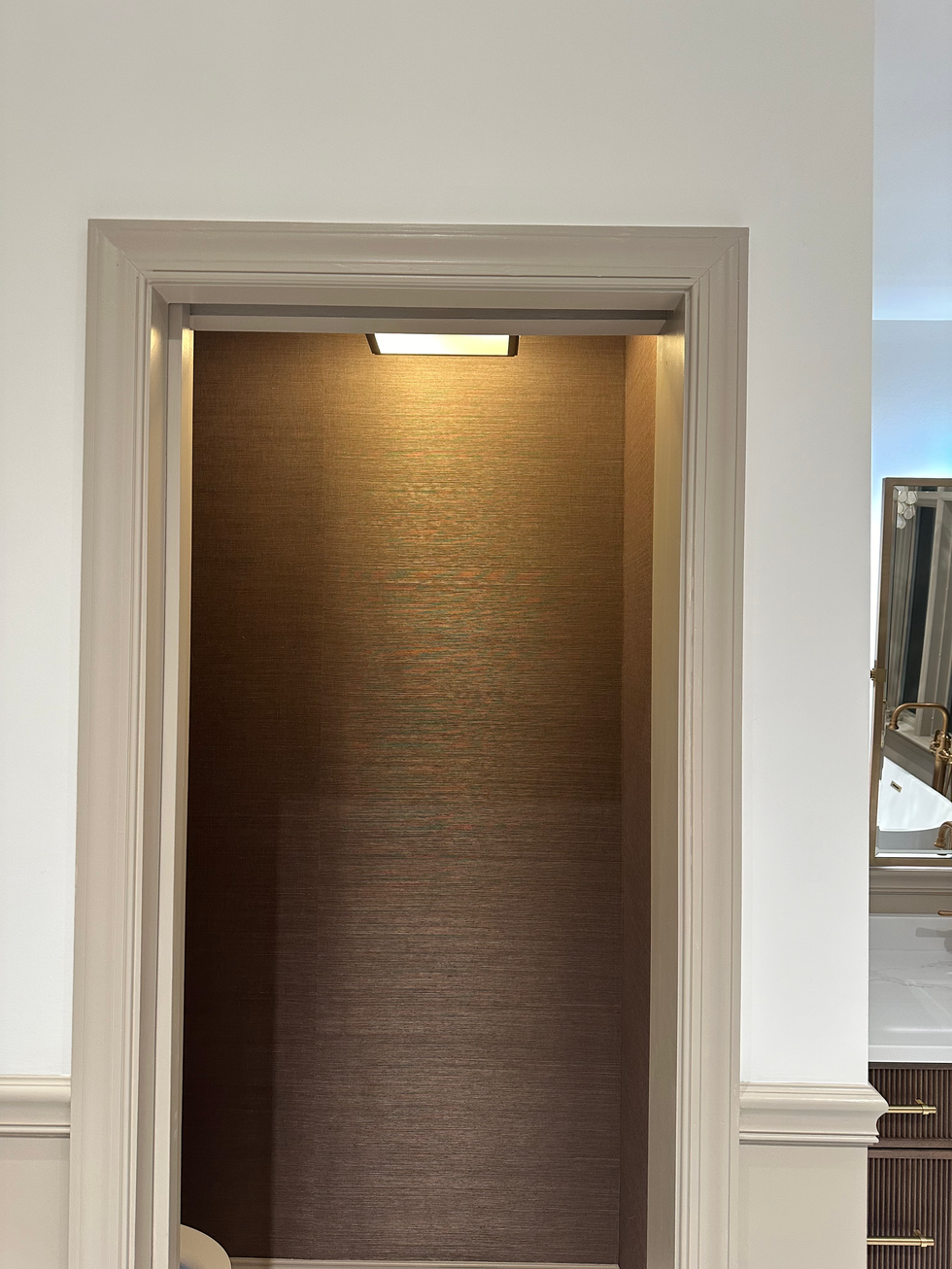Dark sisal wallpaper in toilet room