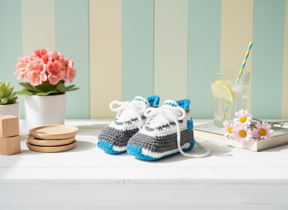 Mezgimo batai ant balto paviršiaus su gėlėmis ir gėrimu. Fuzzlyly