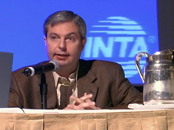 147_Presenter_2_600x450_Compressor_SRGB_frame-046243