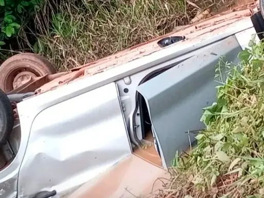 Mulheres ficam presas em veículo após capotamento na BR-230, em Itaituba | PA