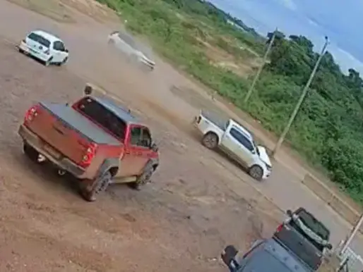 Dois veículos se chocam na rodovia transamazônica, em Itaituba