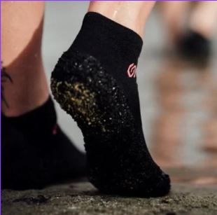 Sockenschuhe für das Eisbad in der Natur