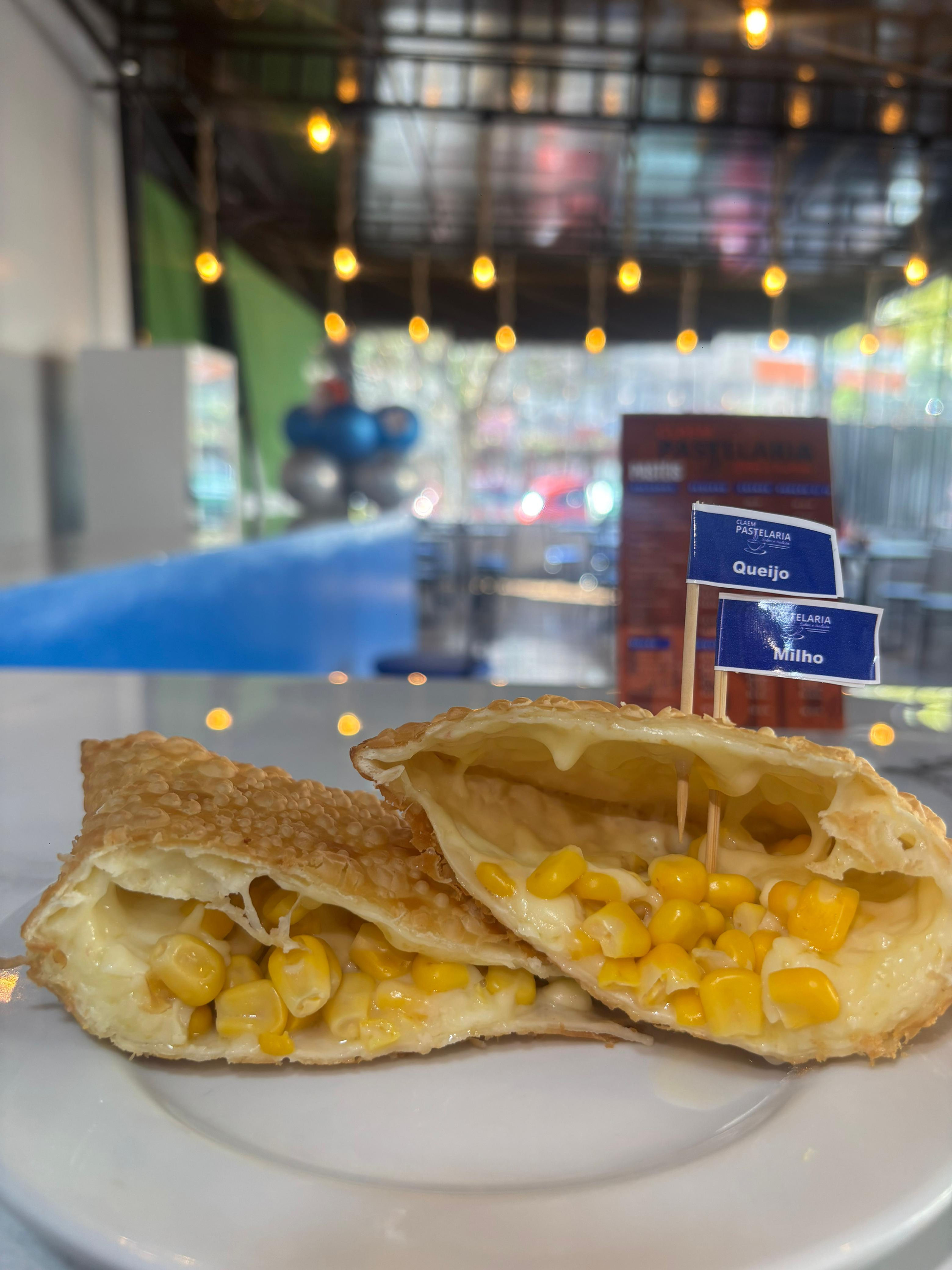Pastel de queijo com milho