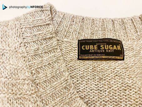 時代のファッションを写す"ネームタグ"