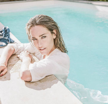 Model im Pool