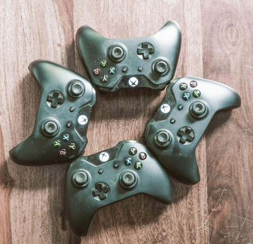 vier X-Box Gamepads
