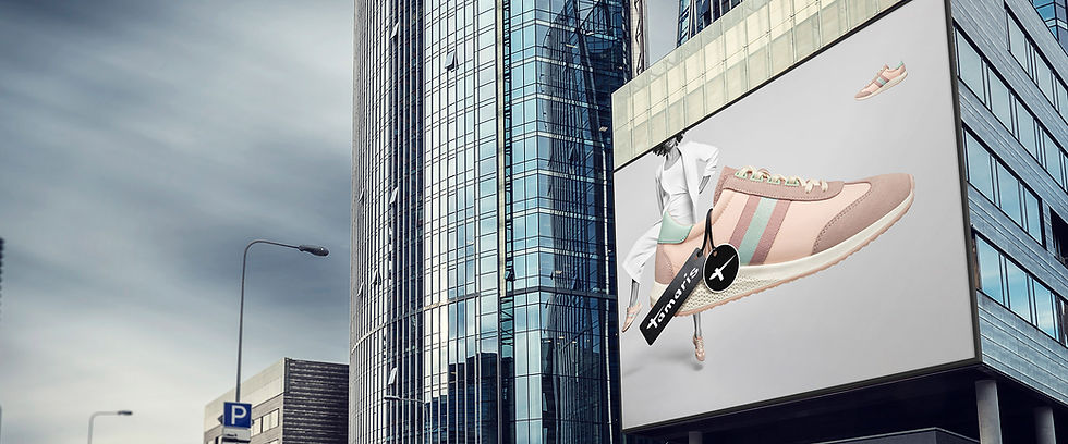 Großflächige Werbung für einen Tamaris Schuh an einem Hochhaus.