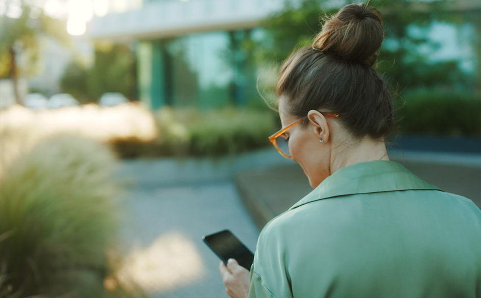 Frau mit Handy läuft durch eine grüne Ladschaft, Synavision Kampagnenmotiv