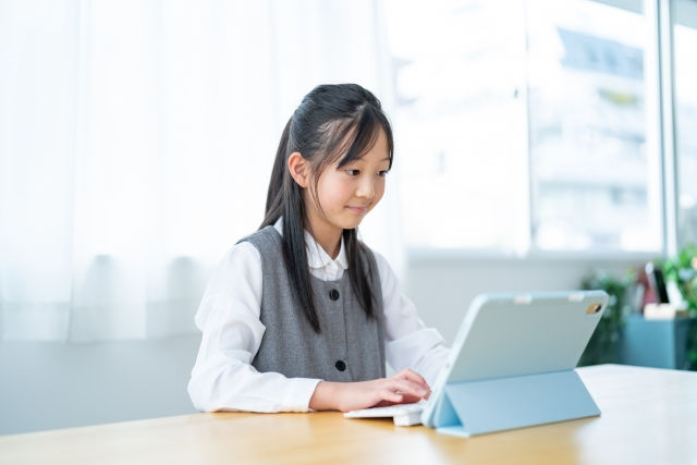 パソコンで作業する子供