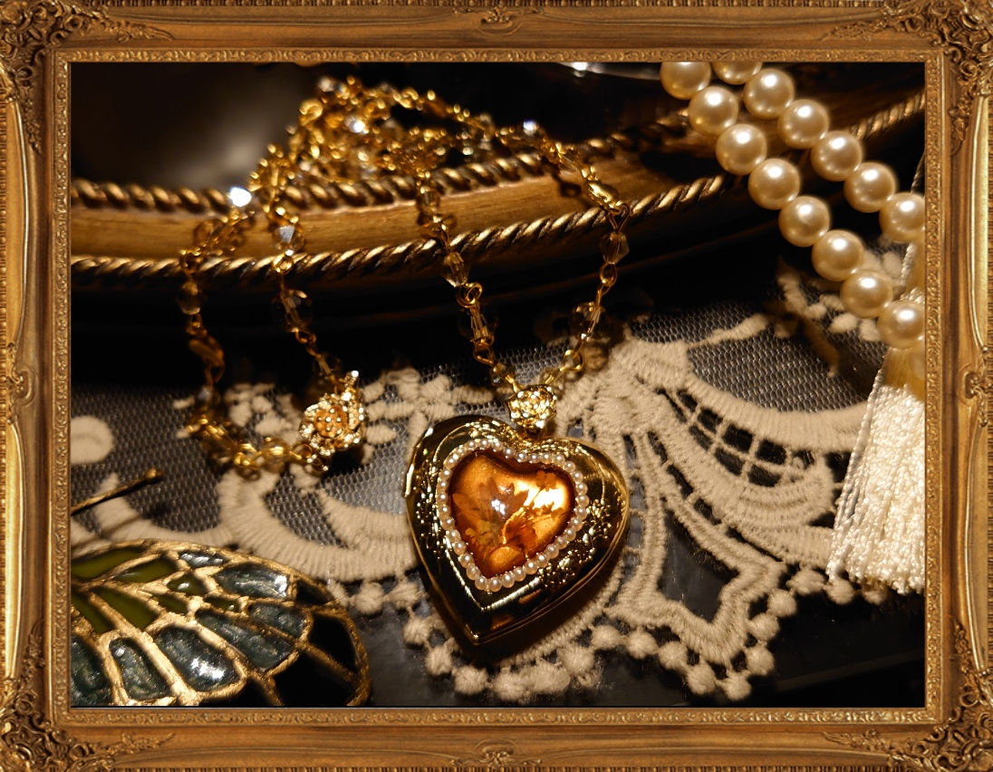 Vintage amber style flower heart-shaped necklace( openable) 復古琥珀風格心形小花頸鏈(可打開)