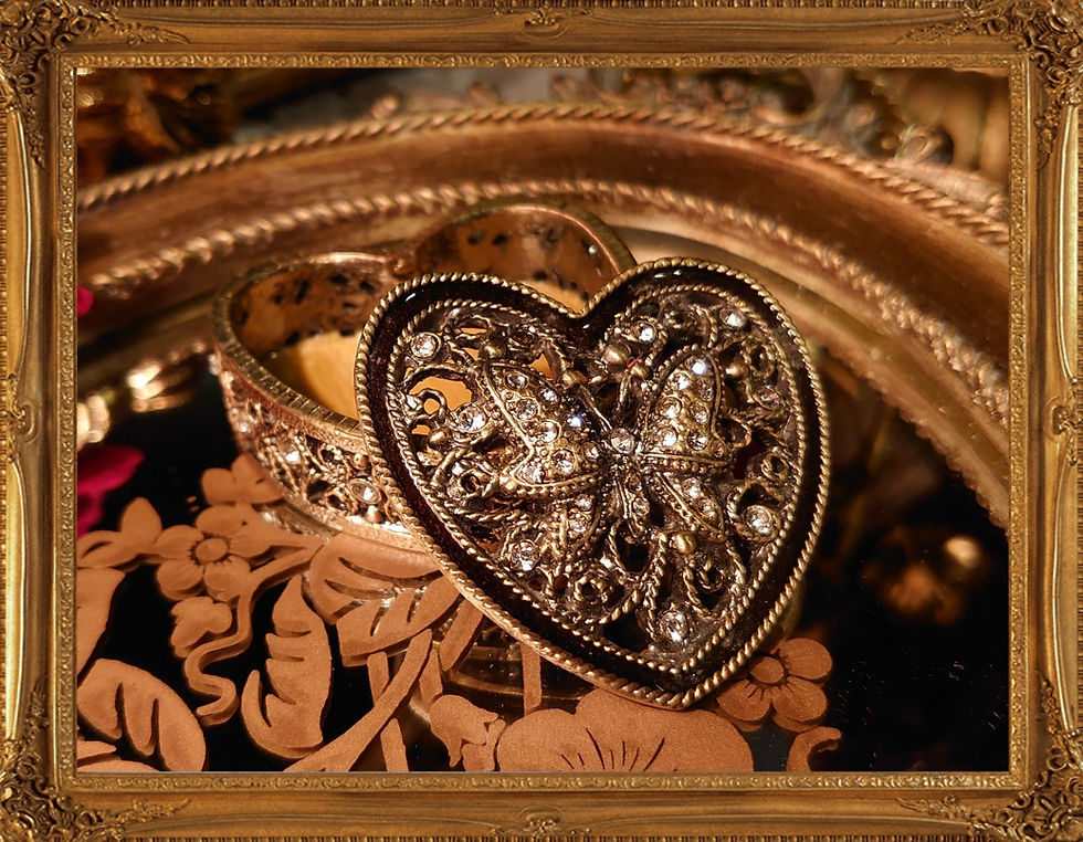 Thumbnail: Vintage butterfly heart-shaped locket 復古蝴蝶心形小盒