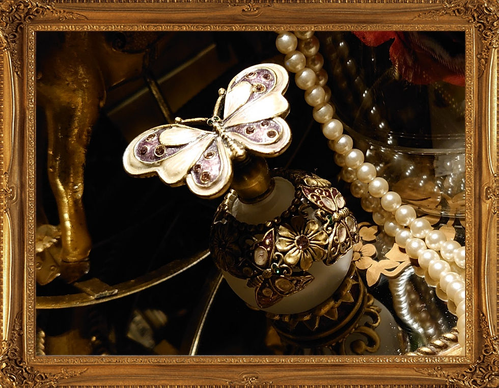 Thumbnail: Vintage butterfly perfume bottle 復古蝴蝶香水樽