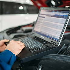 Mecânico usando scanner automotivo para analisar falhas do veículo.