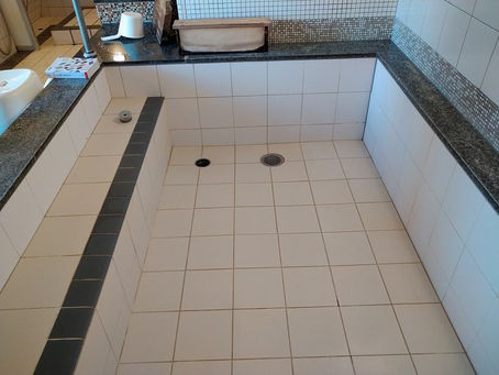 店舗内浴槽のタイル張り