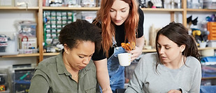 Las mujeres en el taller de joyería