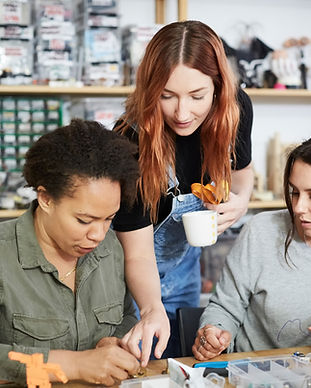 Las mujeres en el taller de joyería