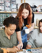 Frauen in der Schmuckwerkstatt