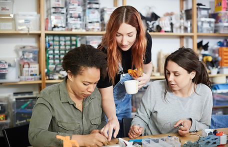 Les femmes dans l'atelier de bijoux