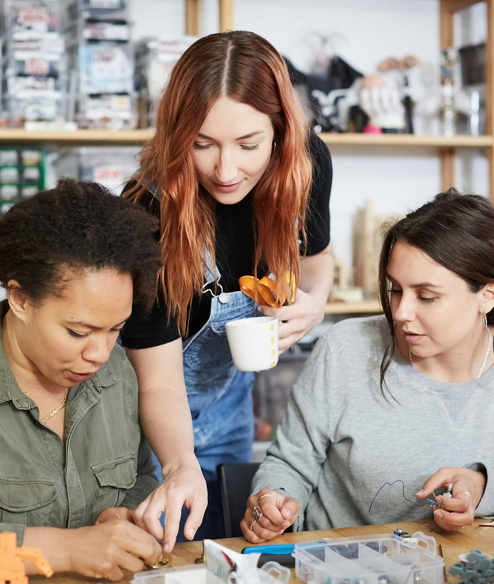 Las mujeres en el taller de joyería