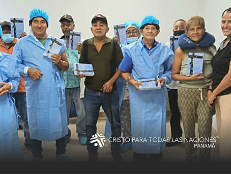 Cristo Para Todas Las Naciones entrega Biblias a nuevos pacientes de la Unidad de Hemodiálisis