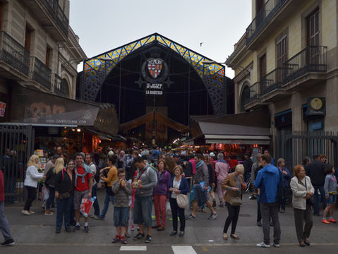 Comendo no mercado La Boqueria, em Barcelona