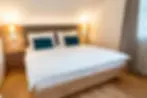 Appartement slaapkamer met modern houten bed en kussens