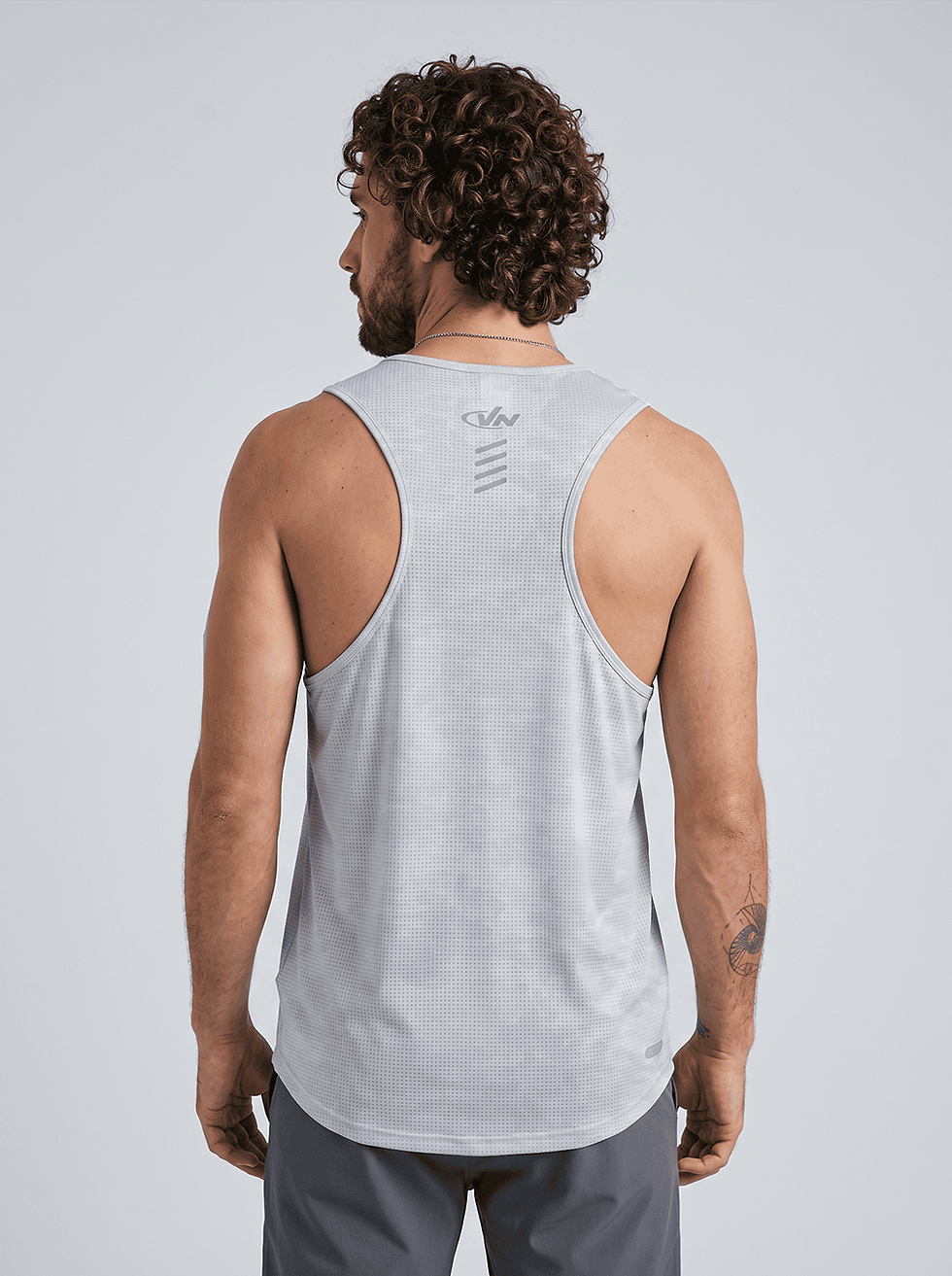תמונה ממוזערת: VN Racer Tank - גופיית ריצה לגבר בצבע סערה לבן
