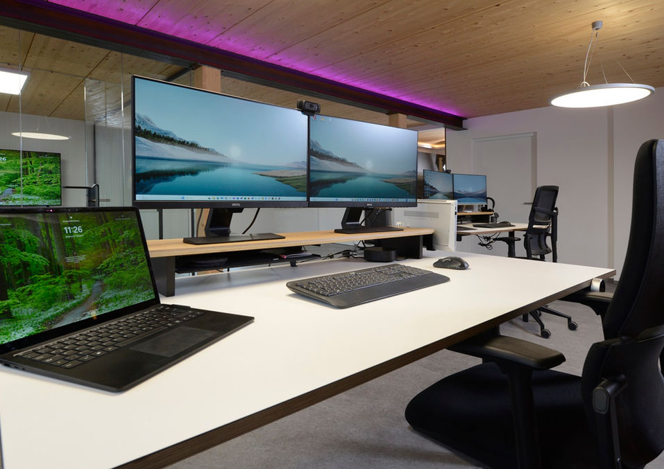 Premium Desk bei CoWork in Eresing mit höhenverstellbarem Schreibtisch, Stuhl, Bildschirm und Docking Station