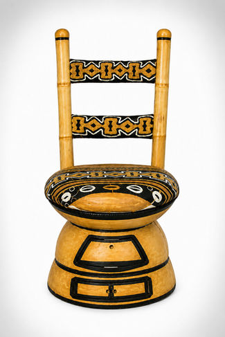 Chaise en calebasse de Fabrice Beuillé alias Fabrice Ainaut, dossier en bambou et décor bogolan, art africain contemporain