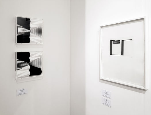Vue du stand de l'Atelier Éditions Fanal à Art Basel 2019, Bâle, reliefs striés de Fabrice Ainaut et œuvre construite encadrée, 2019