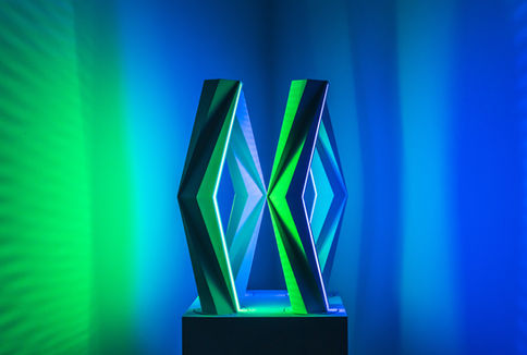 4 Éléments 03, sculpture lumino-cinétique de Fabrice Ainaut, acrylique sur PVC, LED et moteurs, 2025