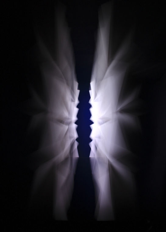 4 Éléments 02, sculpture luminocinétique photographiée en pose longue — série n°2, photo 16, NFT en 5 ex., Fabrice Ainaut, 2013