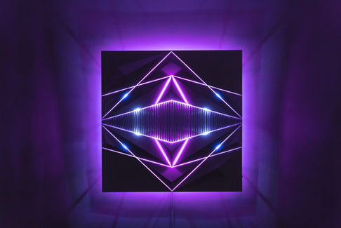 Losange sur relief en 52 facettes programmé, kinetic-luminous relief by Fabrice Ainaut, acrylic on PVC, LED and microcontroller, programmed violet and magenta lighting on a faceted relief, 80x80x14 cm, 2025