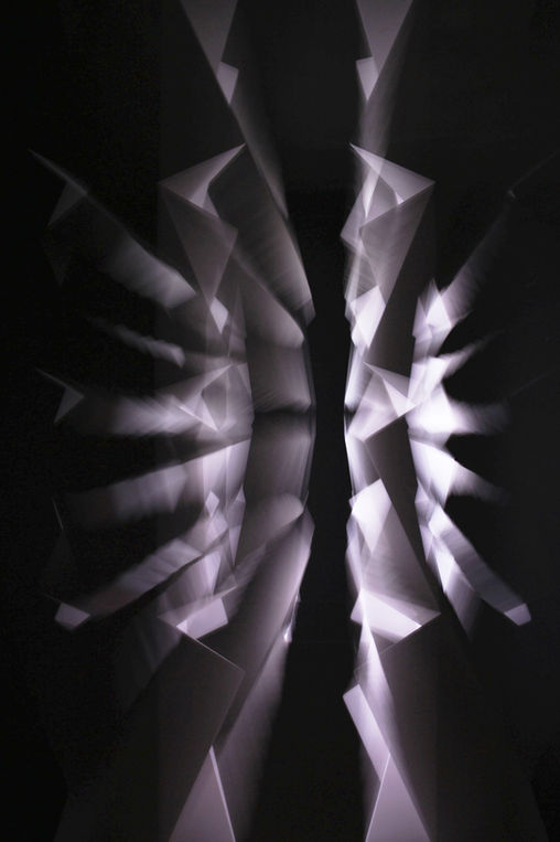 4 Éléments 02, sculpture luminocinétique photographiée en pose longue — série n°2, photo 14, NFT en 5 ex., Fabrice Ainaut, 2013
